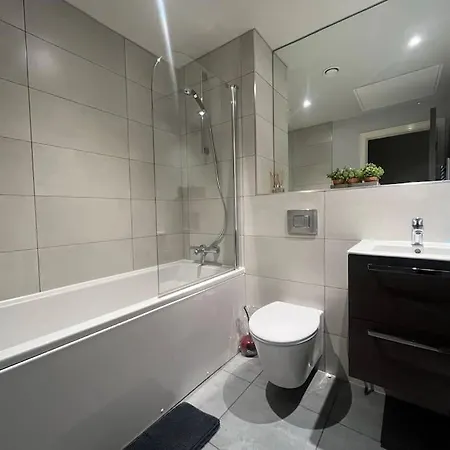 Spacious Modern Flat By Station