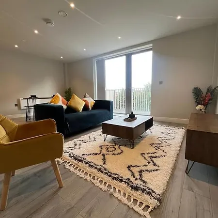 Spacious Modern Flat By Station * 슬라우