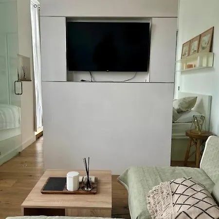 Modern 1-bedroom Flat On The Avenue