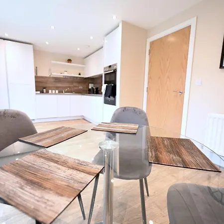 Family House Retreat In Mitcham Apartment