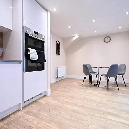 Family House Retreat In Mitcham *