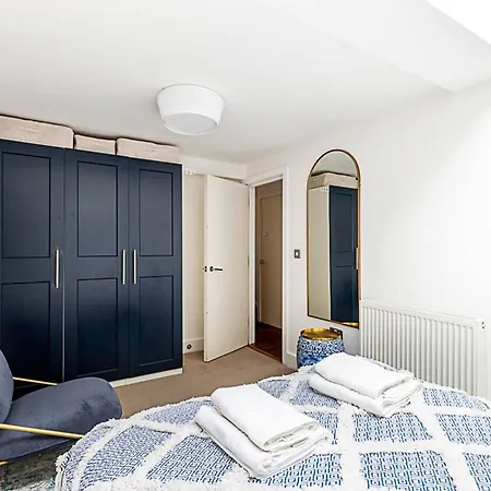 Modern Airy 2-bed Gem In Trendy Stoke Newington London