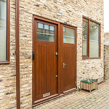 Modern Airy 2-bed Gem In Trendy Stoke Newington *
