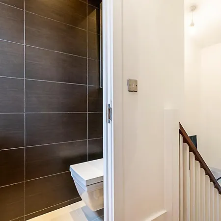Modern Airy 2-bed Gem In Trendy Stoke Newington London