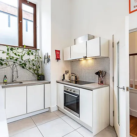 Modern Airy 2-bed Gem In Trendy Stoke Newington *