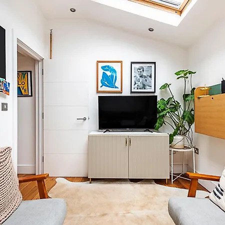 Modern Airy 2-bed Gem In Trendy Stoke Newington