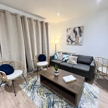 Luxury 2 Bed 2 Bath Zone Two Apartment *