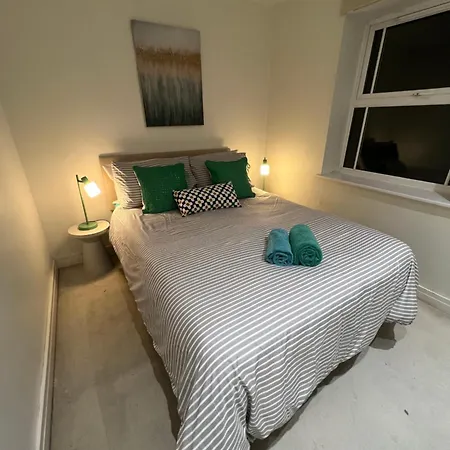 Luxury 2 Bed 2 Bath Zone Two Apartment London