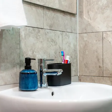 Wilkinsons Home-free Parking, Perfect For Contractors & Weekend Getaways, Near Airport & Excel