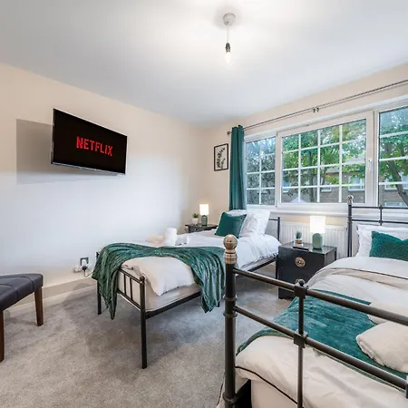 Wilkinsons Home-free Parking, Perfect For Contractors & Weekend Getaways, Near Airport & Excel Holiday home London