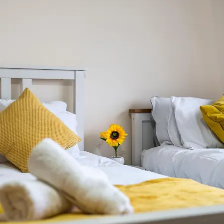 Wilkinsons Home-free Parking, Perfect For Contractors & Weekend Getaways, Near Airport & Excel * London