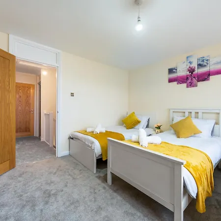 Wilkinsons Home-free Parking, Perfect For Contractors & Weekend Getaways, Near Airport & Excel
