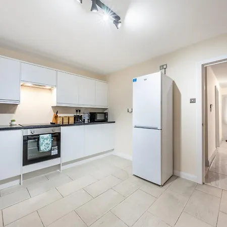 Wilkinsons Home-free Parking, Perfect For Contractors & Weekend Getaways, Near Airport & Excel *