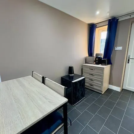 Riverside With Parking In Se Ldn * Thamesmead (Greater London)