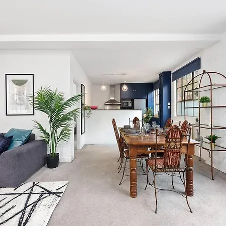 Two-bedroom Short Term & Flexible Renting Hackney With Free Wifi And Roof Terrace!