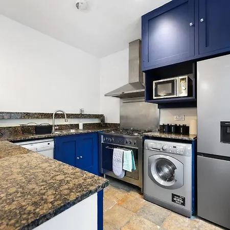 Two-bedroom Short Term & Flexible Renting Hackney With Free Wifi And Roof Terrace! *