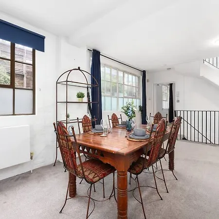 Two-bedroom Short Term & Flexible Renting Hackney With Free Wifi And Roof Terrace! *