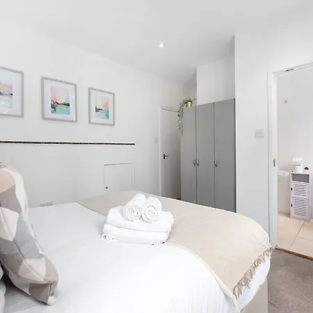 Two-bedroom Short Term & Flexible Renting Hackney With Free Wifi And Roof Terrace! Apartment
