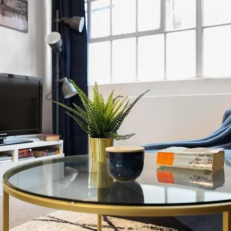 Two-bedroom Short Term & Flexible Renting Hackney With Free Wifi And Roof Terrace! London