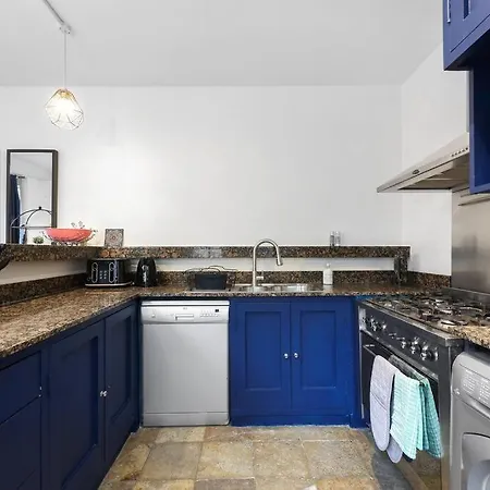 Two-bedroom Short Term & Flexible Renting Hackney With Free Wifi And Roof Terrace! * London