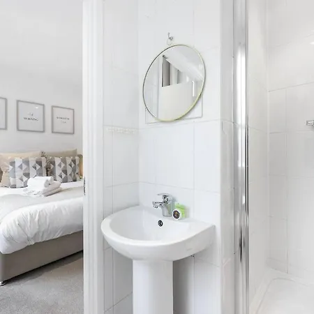 Two-bedroom Short Term & Flexible Renting Hackney With Free Wifi And Roof Terrace! Apartment London
