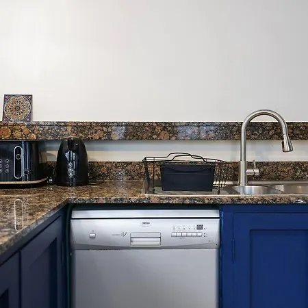 Two-bedroom Short Term & Flexible Renting Hackney With Free Wifi And Roof Terrace! *