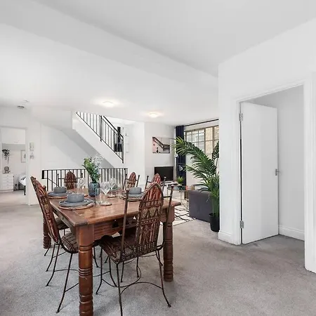 Two-bedroom Short Term & Flexible Renting Hackney With Free Wifi And Roof Terrace! Apartment London