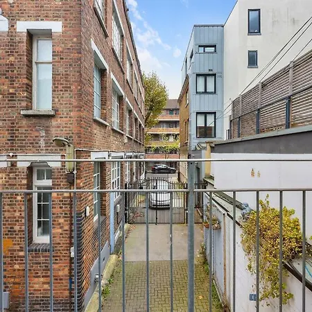 Two-bedroom Short Term & Flexible Renting Hackney With Free Wifi And Roof Terrace! Apartment London