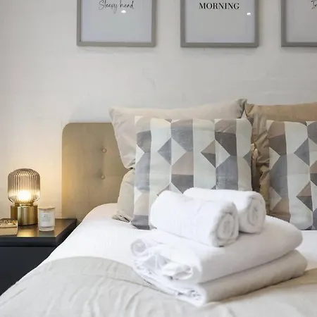 Two-bedroom Short Term & Flexible Renting Hackney With Free Wifi And Roof Terrace!