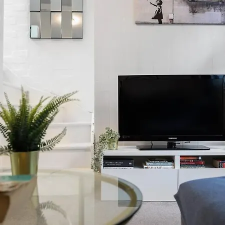 Two-bedroom Short Term & Flexible Renting Hackney With Free Wifi And Roof Terrace!