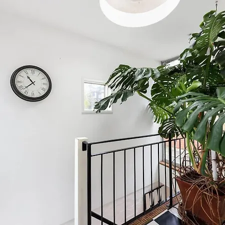 Two-bedroom Short Term & Flexible Renting Hackney With Free Wifi And Roof Terrace! *
