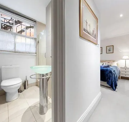 Chelsea Snug With Garden Apartment