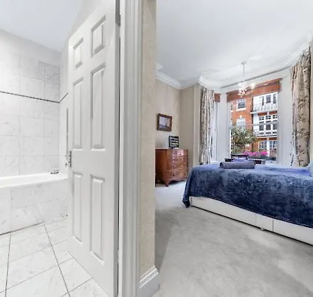 Chelsea Snug With Garden Apartment