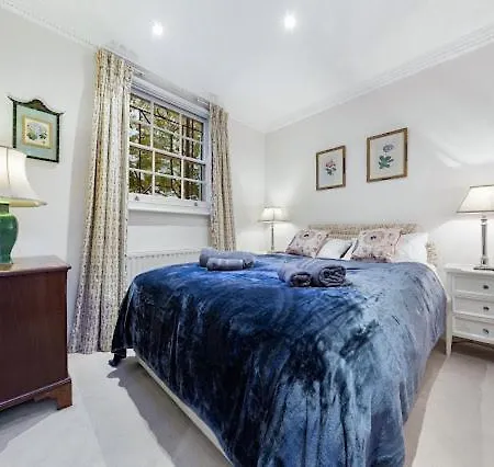 Chelsea Snug With Garden Apartment London