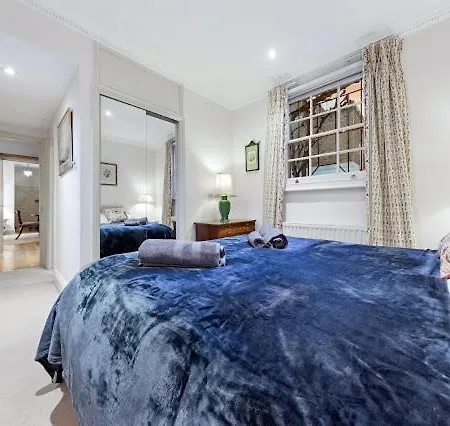 Chelsea Snug With Garden Apartment *