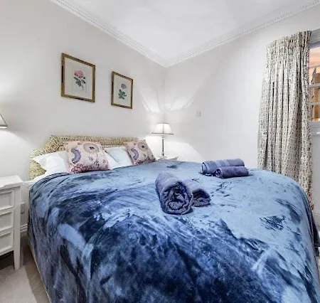 Chelsea Snug With Garden Apartment *