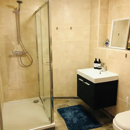 Modern 2 Bedroom 1 Min From Metro * London