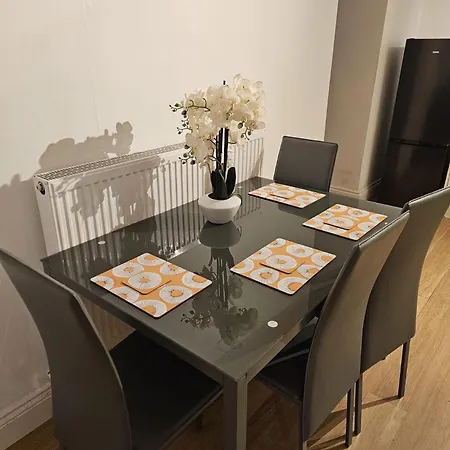 Spacious 2 Bedroom In Woolwich 15 Minutes To 02 London