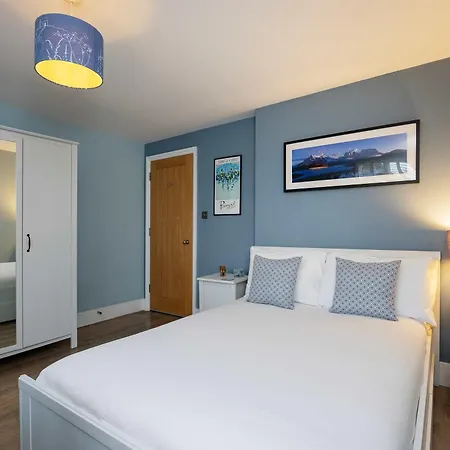 Veeve - Tantalising In Teal Apartment
