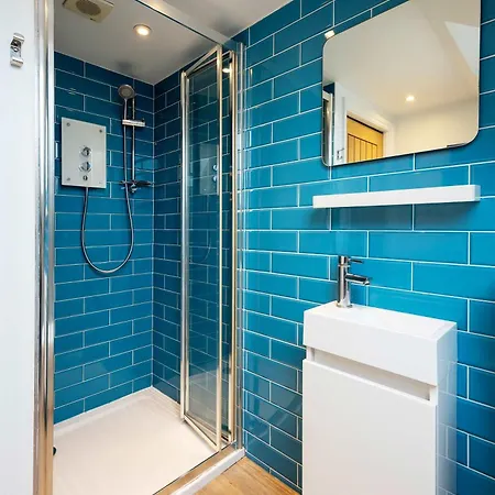 Veeve - Tantalising In Teal