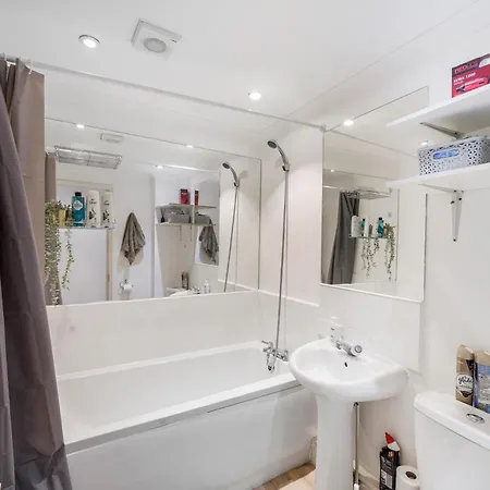 1br & 2br Apts By Livestay Short Lets & Serviced With Free Wifi Apartment *