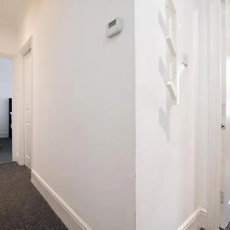 1br & 2br Apts By Livestay Short Lets & Serviced With Free Wifi * London