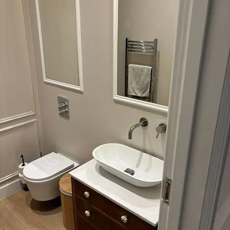 Notting Hill Designer 1-bed Flat London