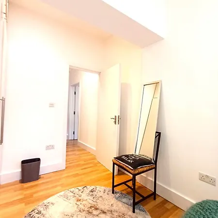 Olympia 2 Bed Terrace Apartment *