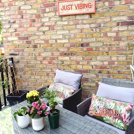 Olympia 2 Bed Terrace Apartment London