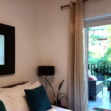 Olympia 2 Bed Terrace Apartment *
