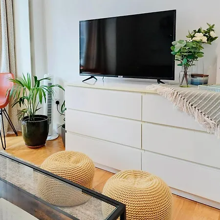 Olympia 2 Bed Terrace Apartment *