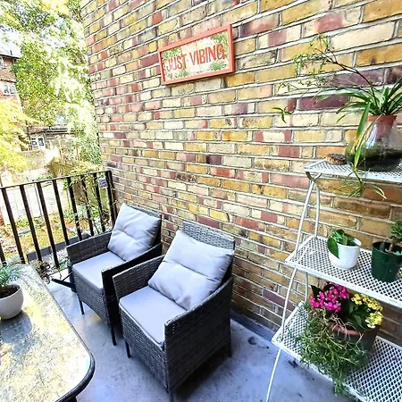 Olympia 2 Bed Terrace Apartment *