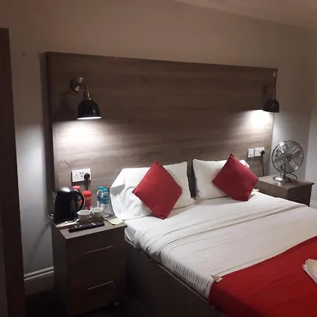 Guest house 371 Cranbrook Rd Ig2