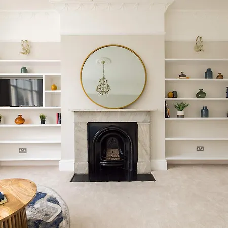 Chic & Sunlit Earls Court Flat